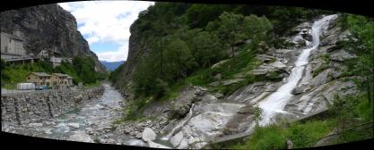 Cascada junto al pueblo de Gondo